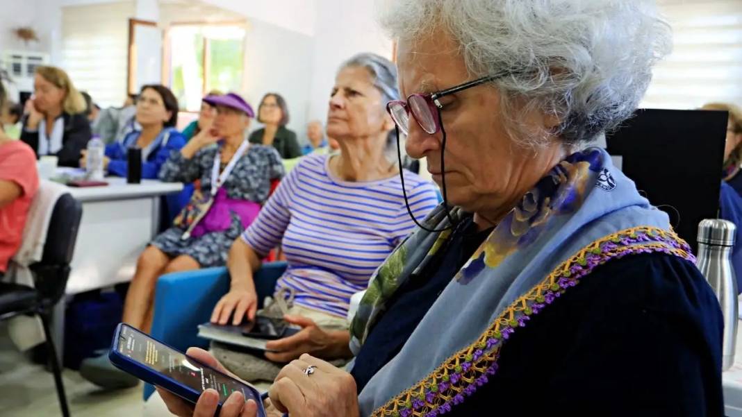 Antalya’da 60 Yaş Üzeri Kursiyerler Akıllı Telefon Eğitimiyle Mesafeleri Aştı! 4